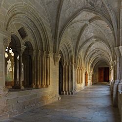 Archivo:Monasterio de Santa María de Poblet. Claustro