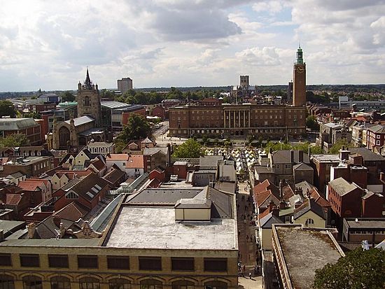 Archivo:Norwich Town Hall from the Castle