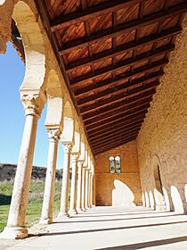 Archivo:Pórtico de arcos de herradura mozárabes de San Miguel de Escalada