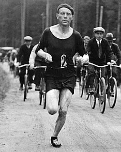 Archivo:Paavo Nurmi runs marathon in 1932