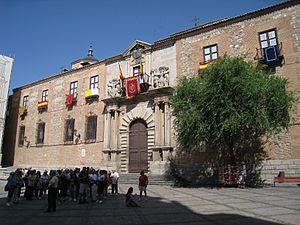 Archivo:Palacio Arzobispal, Toledo - facade 1