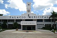 Archivo:Palacio Municipal, Cozumel - 20140724