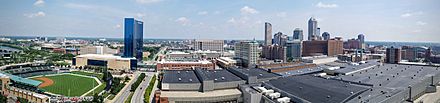 Archivo:Panorama of downtown Indianapolis skyline, July 2016