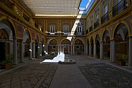 Archivo:Patio del Ayuntamiento de Huelva