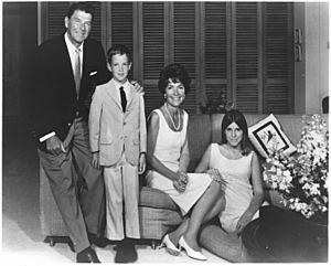 Archivo:Photograph of Governor Ronald Reagan, Ron Junior, Mrs. Reagan, and Patti Davis - NARA - 198603