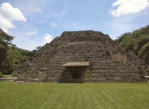 Archivo:Pirámide del Parque el Puente de Honduras