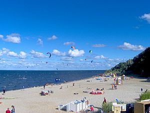 Archivo:Plaża w Pucku - kitesurfers - beach in Puck (4)