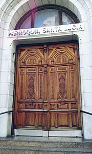 Archivo:Portón Parroquia Santa Lucía