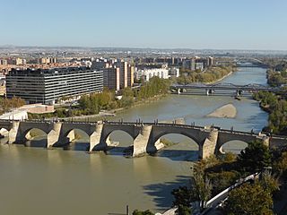 Puente de Piedra, sobre el río Ebro, en Zaragoza, España.jpg