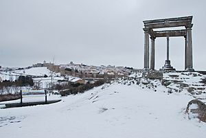 Archivo:Quatro postes and city walls of Avila in winter