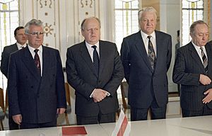 Archivo:RIAN archive 52076 Leonid Kravchuk, Stanislav Shushkevich and Boris Yeltsin