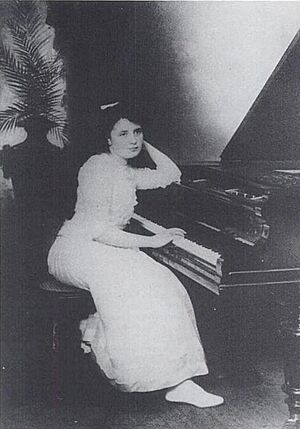 Archivo:Rosita Renard - mayo de 1909