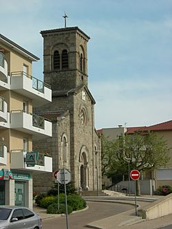 Saint-Priest-en-Jarez - Église place.jpg