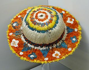 Archivo:Sombrero de plumaria cholón MAM