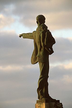 Archivo:Statue of Jose Marti and Elian Gonzales
