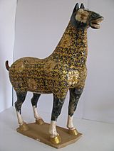 Archivo:Tang Dynasty-Blue spotted 'leopard' horse. Body cladded in gilded filigree