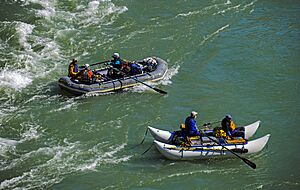 Archivo:Two rafts on the Firth River, Ivvavvik National Park, YT
