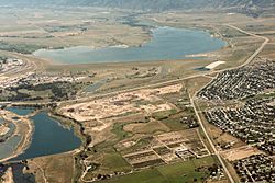 Archivo:USACE Chatfield dam and reservoir