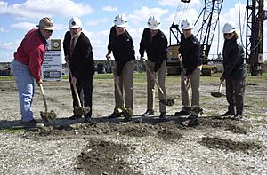 Archivo:US Navy 030402-N-0000X-013 Breaking ground for the new Port Operations Tower, from left, Paul Littlefield, project manager of S.B. Ballard