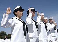 Archivo:US Navy 030501-N-9214D-048 Sailors raise their right hands and take the oath of U.S. citizenship during a naturalization ceremony held at Cabrillo National Monument