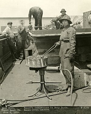 Archivo:Woman heating rivets