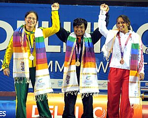 Archivo:XIX Commonwealth Games-2010 Delhi Winners of 58 Kg Women’s Weightlifting event, Ranu Bala Chanu Yumnam of India (Gold), Seen Lee of Australia (Silver) and Zoe Smith of England (Bronze), during the medal presentation ceremony