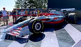 Archivo:2022 Formula One car at the 2021 British Grand Prix (51350002179)