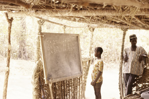 Archivo:ASC Leiden - Coutinho Collection - C 05 - School in Sara, Guinea-Bissau - Boy in front of blackboard - 1974