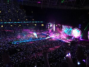 Archivo:A Head Full of Dreams Tour, Wembley Stadium (cropped)