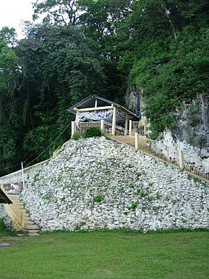 Archivo:Acceso gruta contadero
