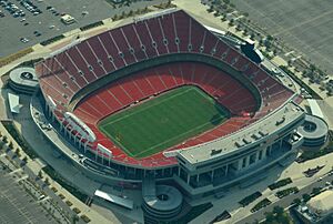 Archivo:Aerial view of Arrowhead Stadium 08-31-2013 crop