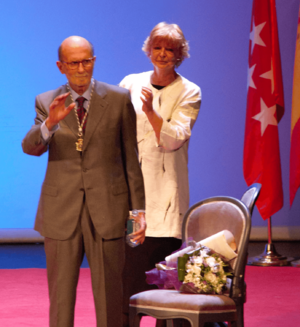 Archivo:Arsenio Lope Huerta y Pilar Revilla Bel (RPS 27-02-2020) acto entrega medalla de oro de la ciudad de Alcalá de Henares, saludo