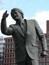Archivo:Bobby Robson Statue Closeup
