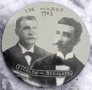 Archivo:Chapa metálica conmemorativa de la toma de posesión presidencial de Pedro José Escalón y el general Tomás Regalado Romero, 1 de marzo de 1903