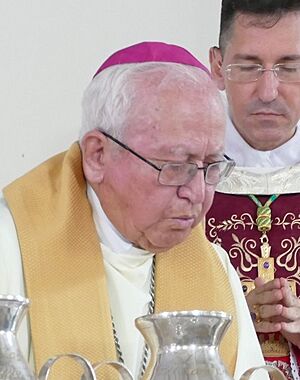 Archivo:Chrism Mass - Portoviejo 2019, José Mario Ruiz Navas (cropped)