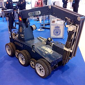 Archivo:Cuerpo Nacional de Policía, Robot AUNAV, TEDAX, Homsec 2015, Madrid, España