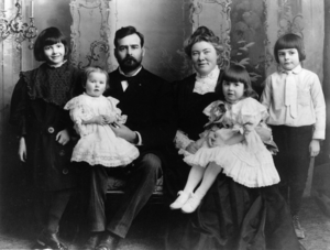 Archivo:Ernest Hemingway with Family, 1905