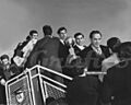 Estudiantes bajando avion