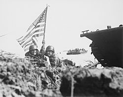 Archivo:First flag on Guam - 1944