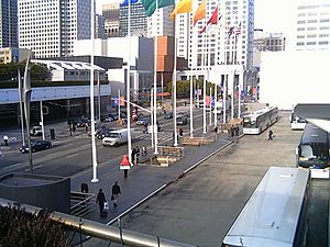 Archivo:Flags Moscone Center