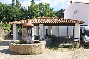 Archivo:Fuente de los Tres Caños y lavadero, Santa Ana la Real