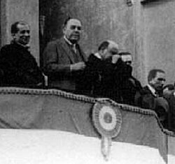 Archivo:H Yrigoyen en balcóm con escudo-2