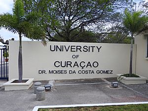 Archivo:Hoofdingang van de University of Curacao-Mei 2018