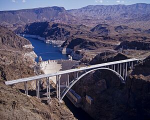 Archivo:Hoover Dam Bypass Bridge, Hoover Dam, Lake Mead 2010-10-12