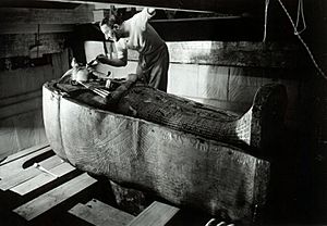 Archivo:Howard Carter in the King Tutankhamen's tomb
