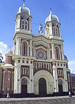 Archivo:Iglesia de Nuestra Señora del Rosario-Bello