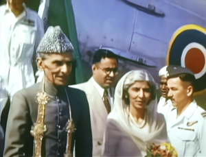 Archivo:Jinnah lands at Lahore airport