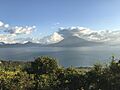 Vista en el atardecer de noviembre en 2017 del lago Atitlán
