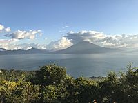 Vista en el atardecer de noviembre en 2017 del lago Atitlán