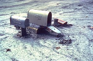 Archivo:MSH80 mailboxes along cowlitz river 1980